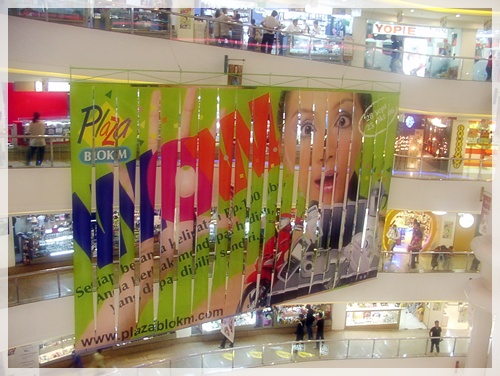 단계식 층을 이루고 있는 블록엠 플라자 내부