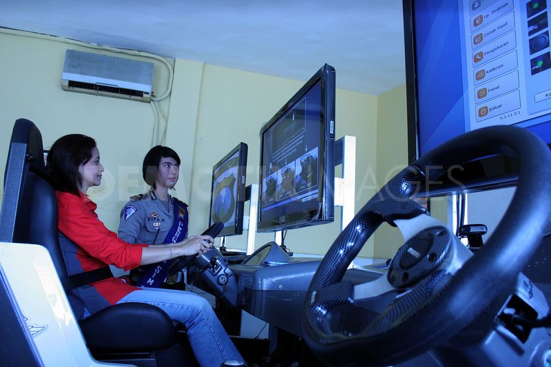 1343809355-sim-simulator-used-for-driving-license-testing-in-surabaya_1365560.jpg