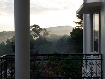 (밤사이 내려 앉았던 하늘은 늘 테라스 동쪽 숲으로부터 솟아오른다).jpg