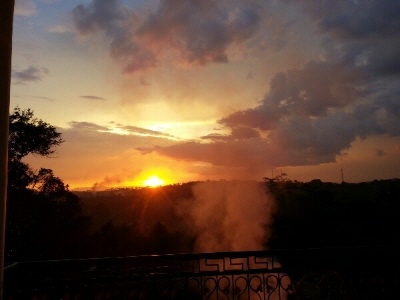 (테라스 왼쪽으로 기우는 태양. 마당에 놓은 모깃불이 석양을 덧바른다).jpg