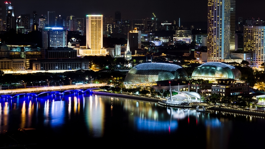 싱가폴의 유명한 건물이 두리안 모양의 에스플레네이드를 중심으로 찍었습니다.