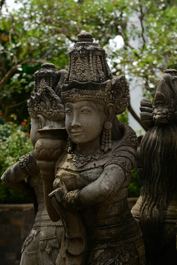 아름다운 조각상도 인상적이네요...