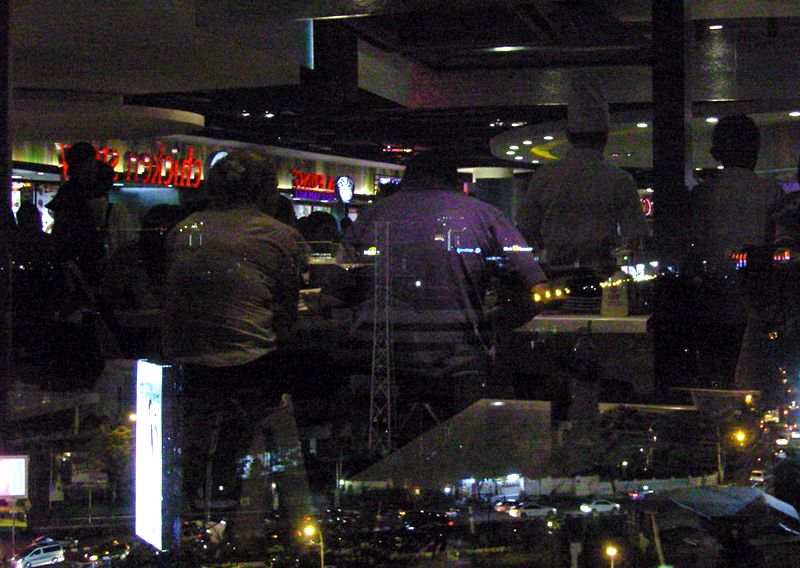 위에 떠 있는 사람들도, 저 밑에 사람들도...다 먹고 살자고 하는 것.