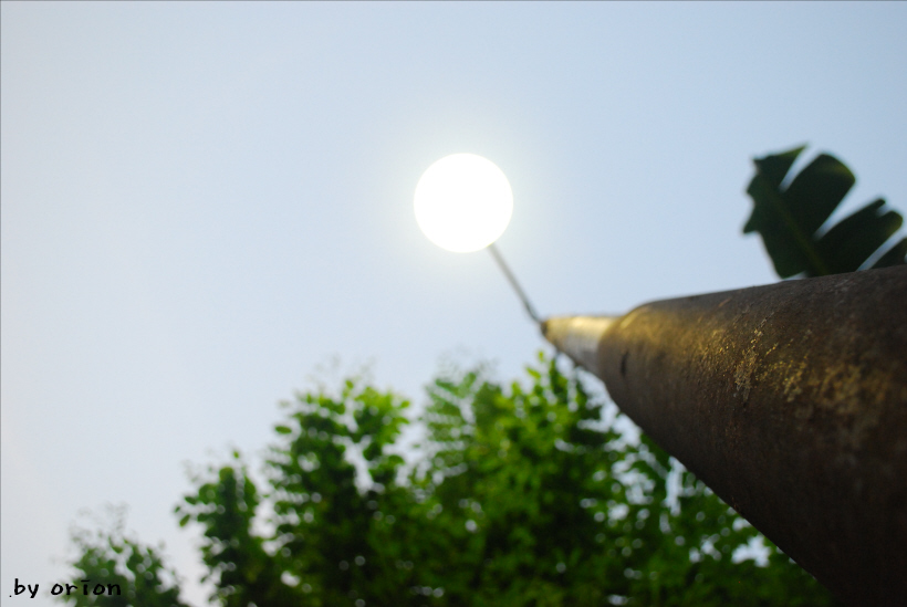 밤을 밝히기 위한 이기가 아니라 방범을 위한 소등이 켜지고.......