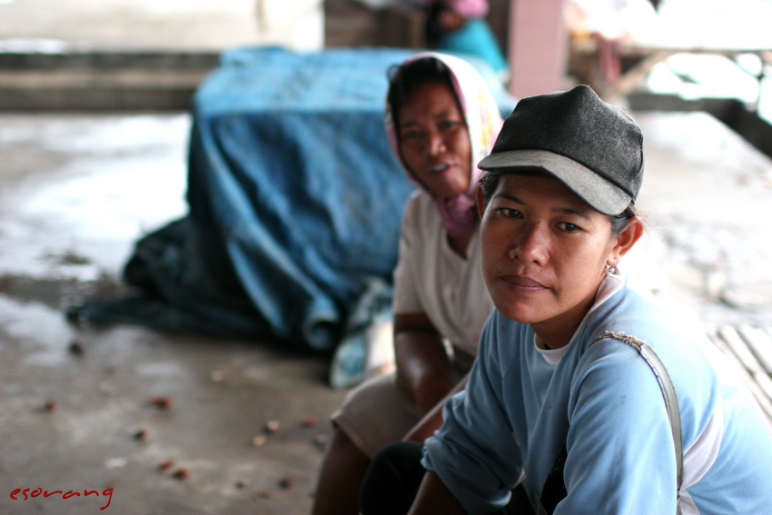 다듬을 고기가 없으니 마냥 기다릴수 밖에 없는 아낙네들