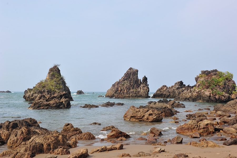 독도를 연상케 하는 바위