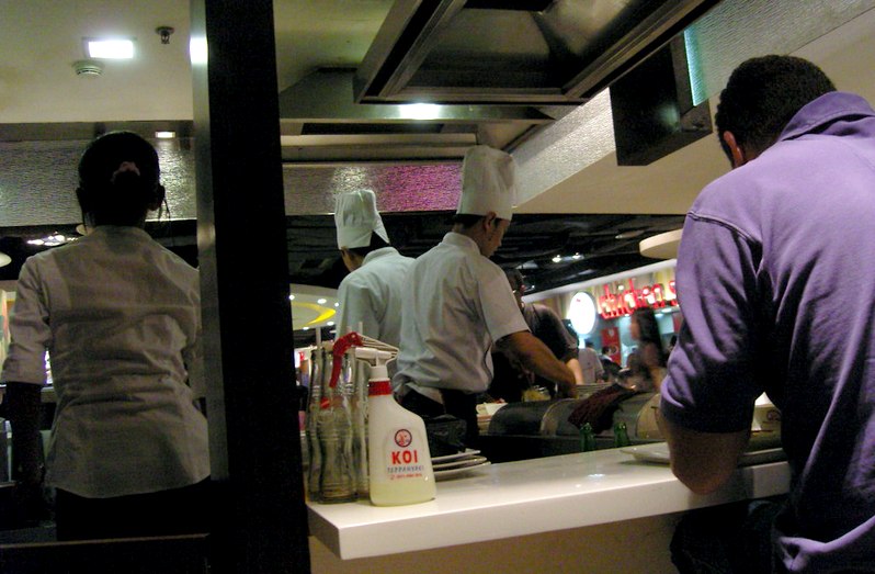 기다렸다는 듯이 몰려드는 사람들의 허기를 채워주기 위해 주방은 어느 때 보다도 분주하다.