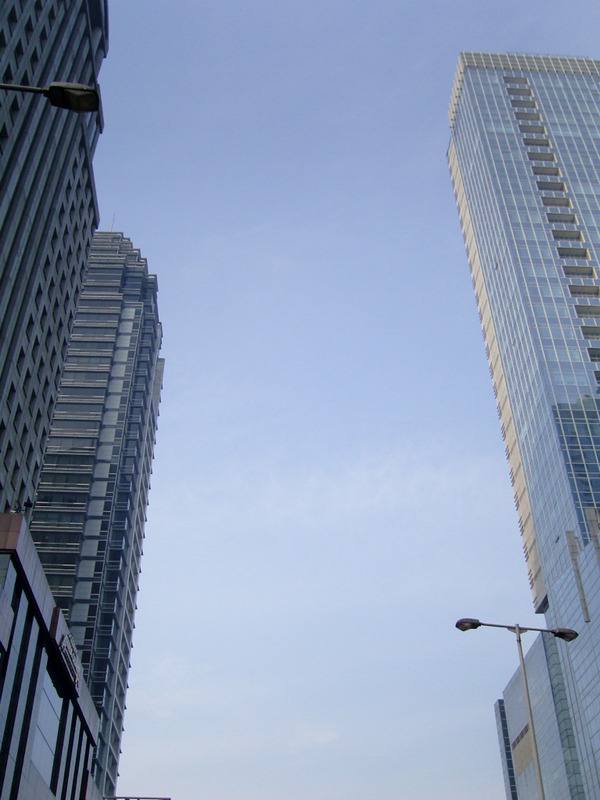 조금 떨어져서 지켜봐 주기도 하며.