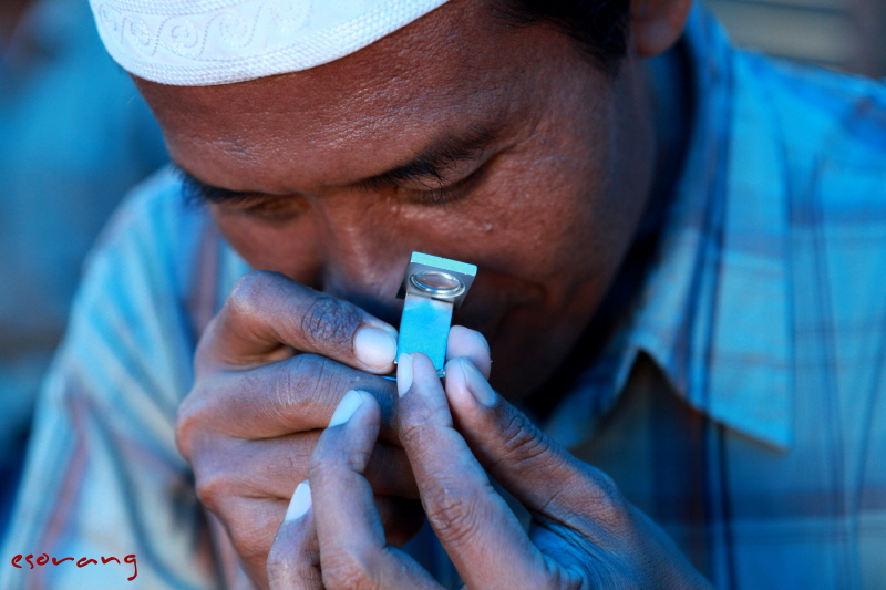 다이아몬드 감정중