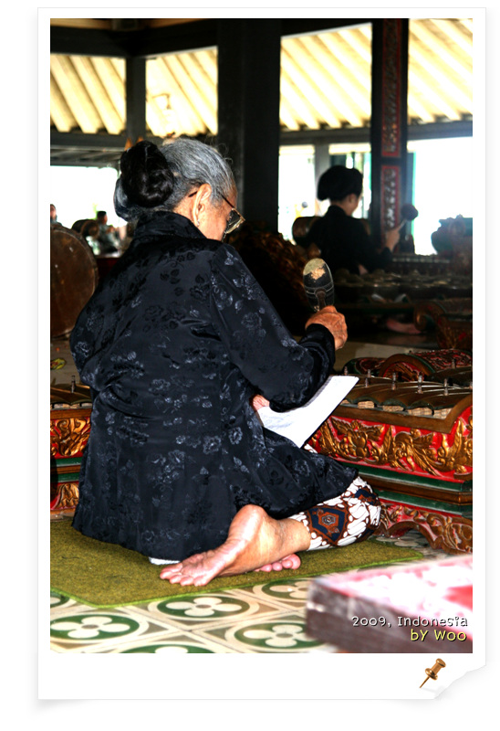 크라톤에서 몇 십년을 연주하셨을 노인의 가믈란 소리..