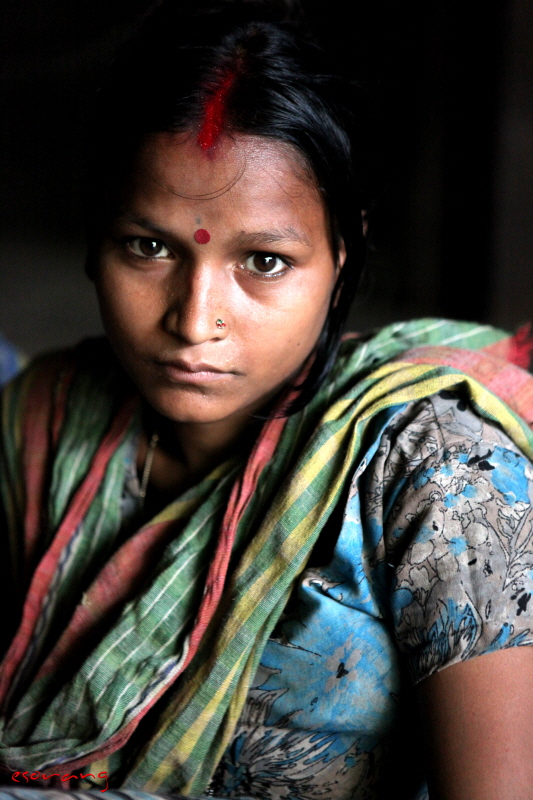 다소 무표정한 그 옆의 또다른 아주머니.